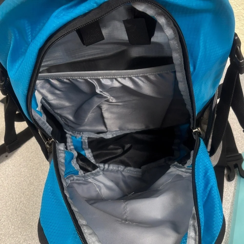 Rupumpack Blue and grey insulated Backpack with hydration bladder - Picture 6 of 7